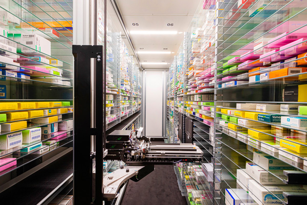 Kommisionierautomat mit Arzneimitteln in der Eulen Apotheke